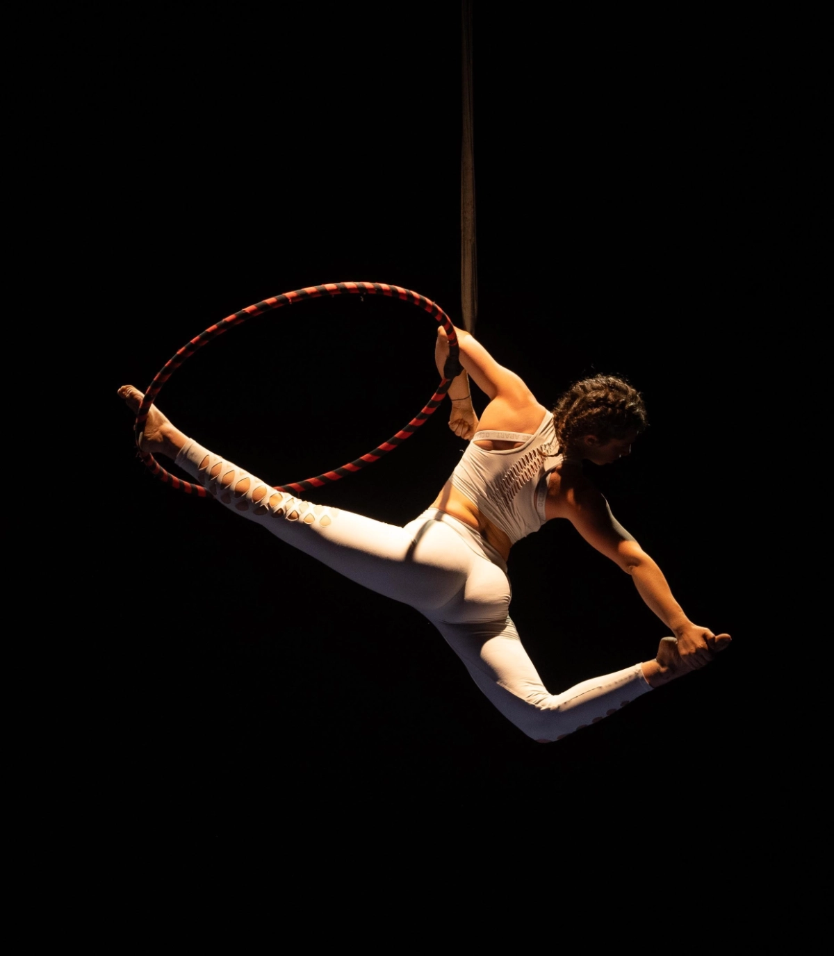 Alessia Benson Cinti al cerchio aereo, corso di lyra Benson Academy Bologna